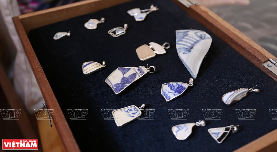 经过精心加工的陶瓷碎片变成时装不可或缺的美丽配件。图自越通社/越南画报