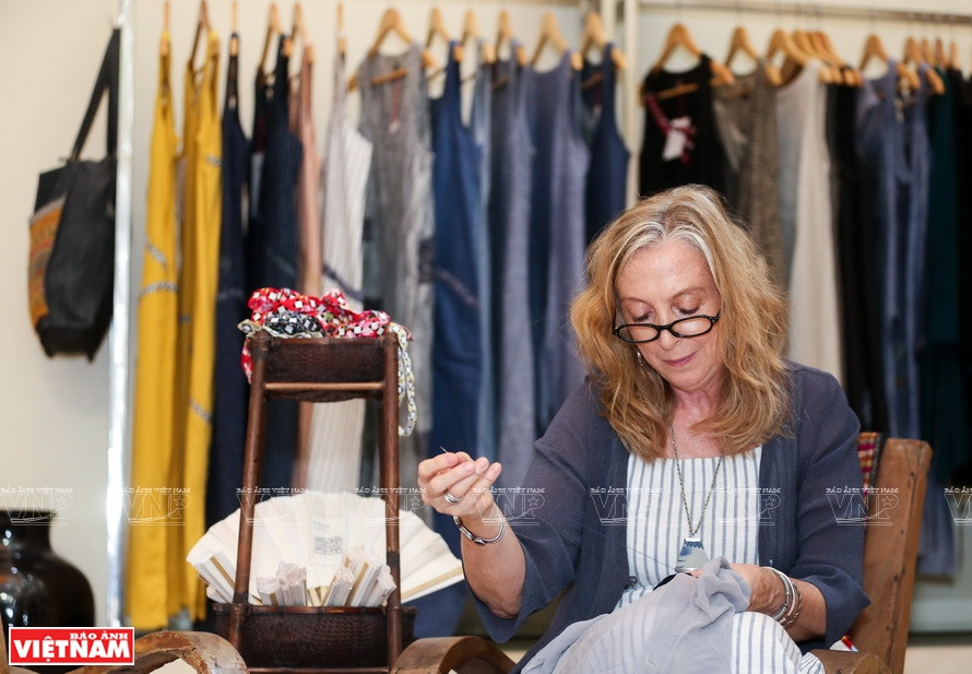 Cynthia Mann亲手刺绣花纹图案。图自越通社/越南画报