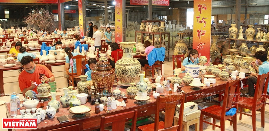 朱豆陶器股份公司已经恢复和发展拥有600多年历史的朱豆陶瓷产品系列。图自越南画报