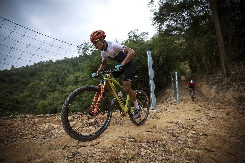 山地自行车赛车队努力排练，下决心在本届东南亚运动会中奋勇拼搏，斩获佳绩。图自越通社