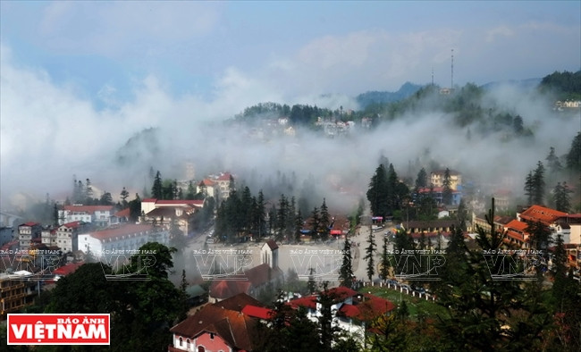 云雾缭绕把沙巴镇打造成为既古老又梦幻的世界。图自越通社/越南画报