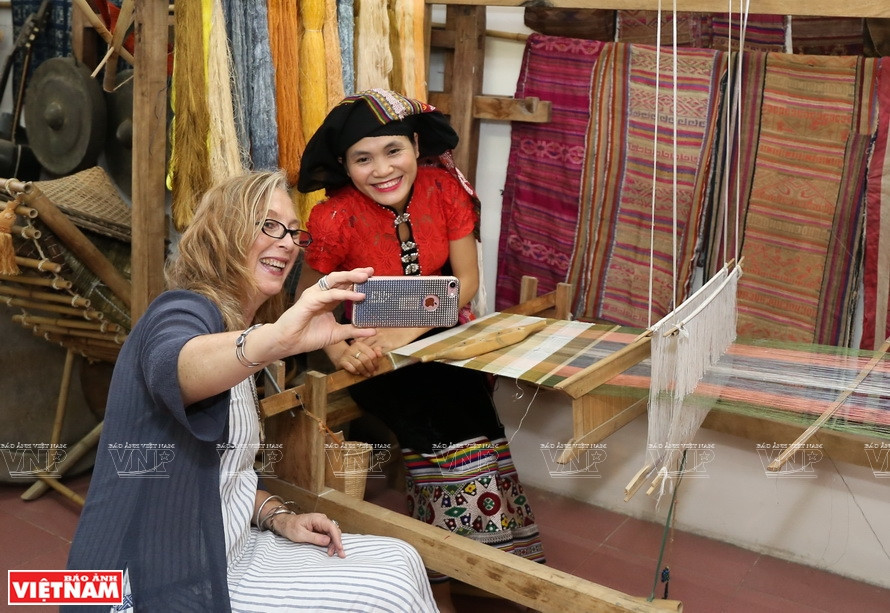 Cynthia Mann与Brocade花进土锦品牌创始人岑氏情合影。图自越通社/越南画报
