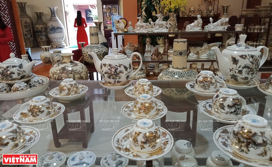 朱豆陶瓷茶壶不仅造型美观，而且外形设计和珐琅的颜色也很漂亮。图自越南画报