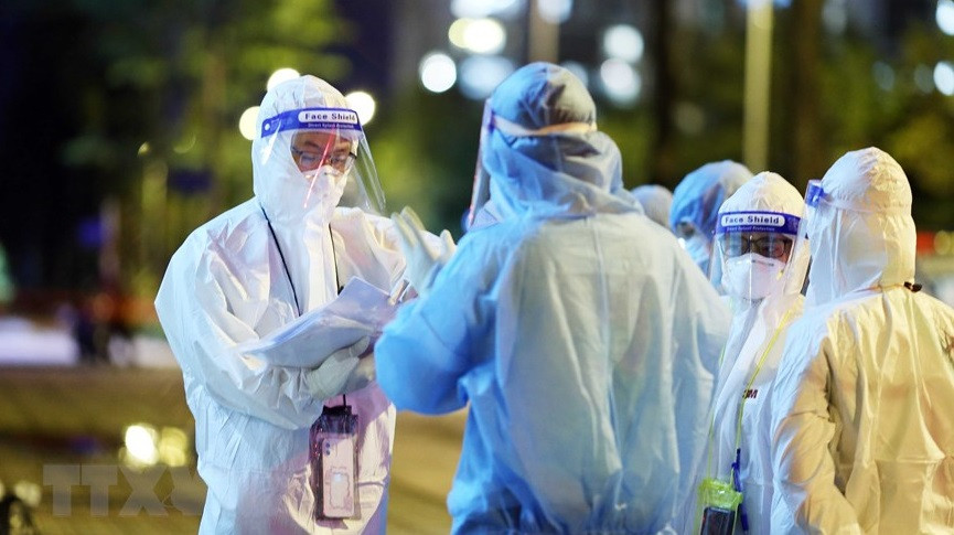 首德市三号野战医院医务人员加班熬夜接受患者。图自越通社