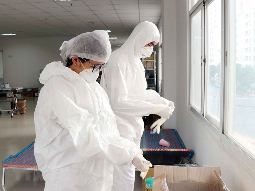 医务人员进入病房前必须穿戴好防护服、口罩、手套、护目镜等。图自越通社