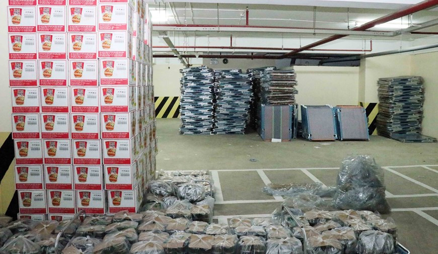 三号野战医院里设有折叠床、被子、枕头、所需的医疗设备等。图自越通社