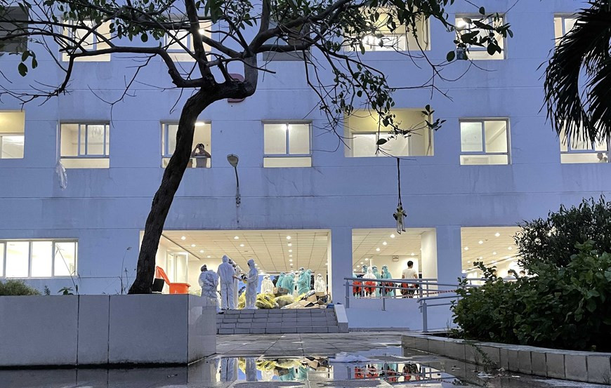 三号野战医院医护人员加班熬夜接受患者。图自越通社