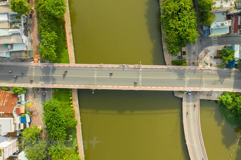 实施社交距离措施期间，胡志明市大街小巷人烟稀少。图自 Vietnam+