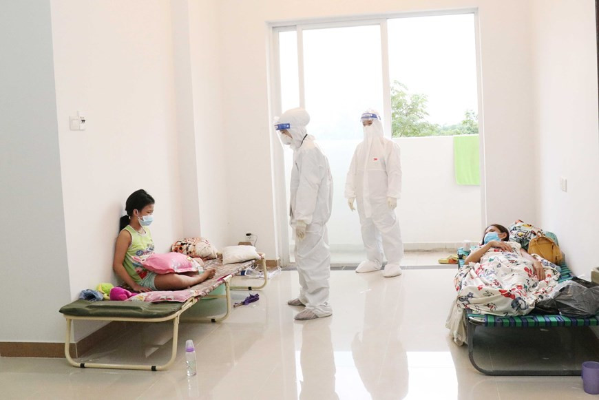 医护人员细心询问无症状患者。图自越通社