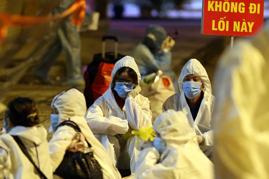 新冠肺炎患者在三号野战医院排队等待进入病房。图自越通社