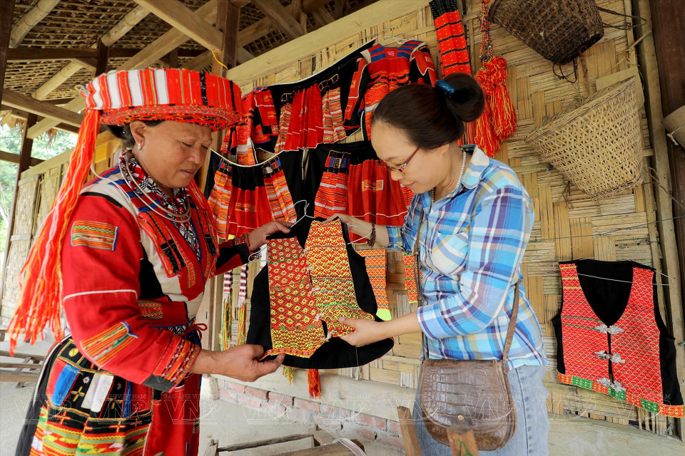 巴天族的服饰颇受游客的喜爱。图自越通社
