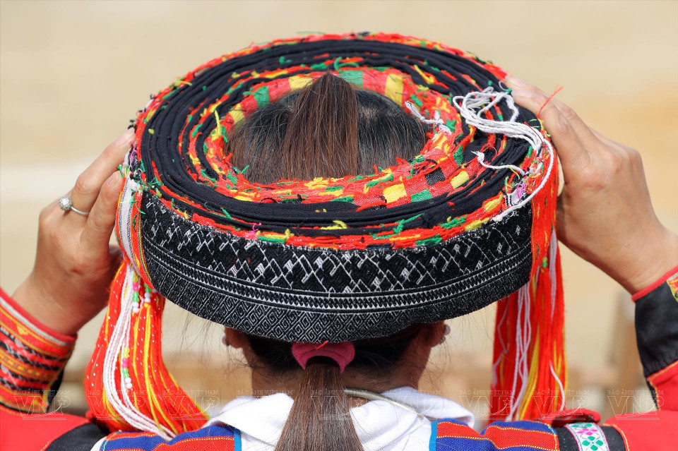 巴天族妇女的服饰包括头巾、上衣、腰带、裙子和肚兜。她们通常留长发，用头巾裹着头。头巾两端缀有红黄两色的垂穗，显得格外漂亮、醒目。头巾分为黑衬巾和红外巾。图自越通社