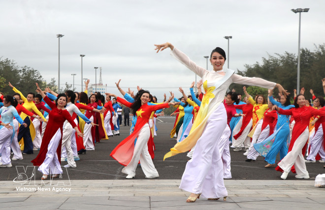 vnanet-vna-potal-hon-1000-phu-nu-phu-yen-dong-dien-ao-dai-7901341.jpg