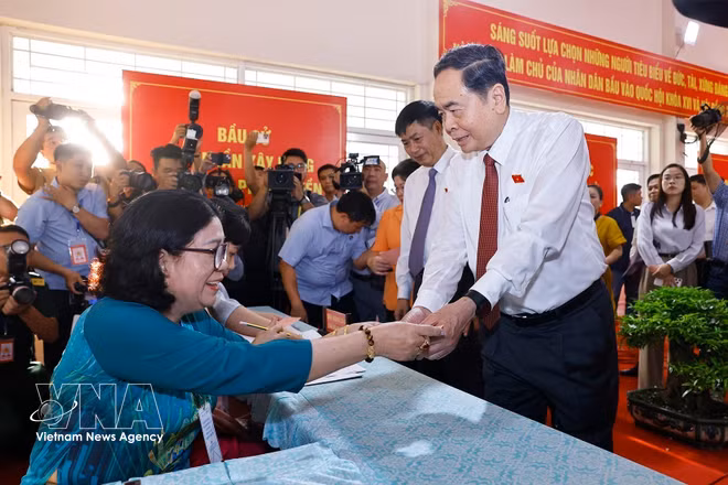 vnanet-chu-tich-quoc-hoi-bo-phieu-bau-cu-tai-tp-ho-chi-minh-8641477.jpg