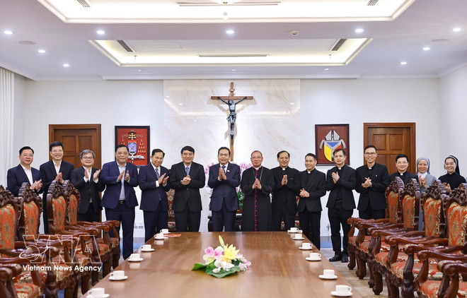 vnanet-potal-chu-tich-quoc-hoi-tran-thanh-man-chuc-mung-tong-giao-phan-ha-noi-dip-le-phuc-sinh-nam-2026-8682166.jpg