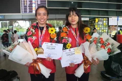 阮氏玉珍（左）和双氏金银分别获得女子50公斤级和52公斤级金牌。图自nld.com.vn