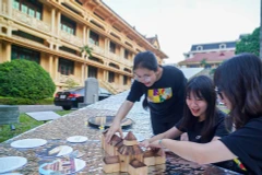 年轻人们在国家历史博物馆与展品进行互动。图自越通社