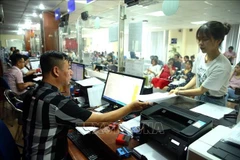 人民办理企业设立注册手续。图自越通社