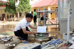 谅山省安平乡初中学校校长黄友阳检查哪些教学资料和教具仍可使用。图自越通社