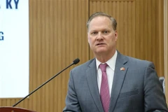 美国驻越南大使馆商务参赞史蒂夫·格林（Stephen L. Green）在研讨会上发表讲话。图自越通社