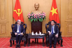 胡志明国家政治学院院长阮春胜教授会见谷歌负责政府事务与公共政策的副总裁多伦·阿夫宁。图自越通社