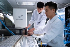 在实验室研究、制造和开发5G基站。图自互联网