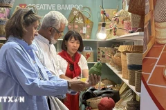 国际游客参观越南商品展区。图自越通社