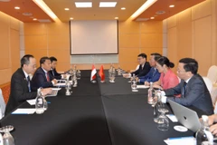 越南国会经济与财政委员会主任潘文买会见印尼代表团团长、印度尼西亚国会跨议会合作委员会主席马尔达尼·阿里·塞拉。图自《人民代表报》