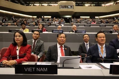 越共中央委员、国会国防安全与对外委员会主任黎晋进和越南代表团出席会议。图自越通社