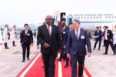 南非共和国总统马塔梅拉·西里尔·拉马福萨，抵达河内，开始对越南进行国事访问。图自越通社