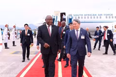 南非共和国总统马塔梅拉·西里尔·拉马福萨，抵达河内，开始对越南进行国事访问。图自越通社