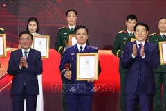 越共中央政治局委员、国家主席梁强与中央政治局委员、中央书记处常务书记、中央35号指导委员会主任陈锦秀向获奖者颁奖。图自越通社