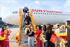太阳富国航空公司飞机将游客送往岘港市。图自越通社