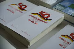 纪念文集《德越关系50周年：过去、现在与未来的伙伴》。越德大学供图