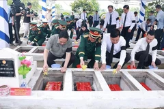 政府总理范明政出席在安江省泰山坊得婆坡陵园举行的在柬埔寨和国内牺牲的越南烈士及专家安葬仪式。图自越通社