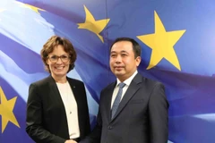 越南农业与环境部代理部长陈德胜与欧盟环境、水资源韧性与竞争性循环经济专员杰西卡・罗斯沃尔。图自越通社