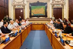 胡志明市市委常务委员会委员、市人民委员会常务副主席阮禄河会见中国海军83舰编队指挥员。图自《西贡解放报》