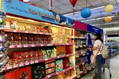 客户在超市购物。图自越通社
