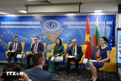 越南驻保加利亚大使阮氏明月参加座谈会。图自越通社