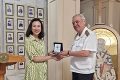 越南驻保加利亚大使阮氏明月与瓦普察洛夫海军学院院长卡林·卡利诺夫海军上将合影。图自越通社