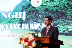 越南文化体育与旅游部副部长胡安峰发表讲话。图自越通社