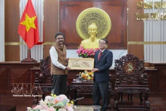 印度驻胡志明市总领事维普拉·潘迪向芹苴市领导赠送纪念品。图自越通社