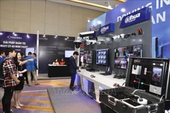 网络安全与信息安全技术设备展的参观者。图自越通社