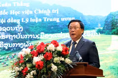越共中央政治局委员、胡志明国家政治学院院长、中央理论委员会主席阮春胜在会上发言。图自越通社
