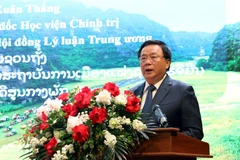 越共中央政治局委员、胡志明国家政治学院院长、中央理论委员会主席阮春胜在会上发言。图自越通社