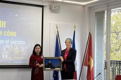 宁平省委常务副书记丁氏洛向法国企业运动联盟副主席杰拉尔丁·朗布莱赠送纪念品。图自越通社