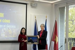宁平省委常务副书记丁氏洛向法国企业运动联盟副主席杰拉尔丁·朗布莱赠送纪念品。图自越通社