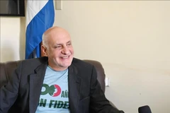 古巴记者联盟(UPEC)主席里卡多·龙基略接受越通社记者的采访。图自越通社