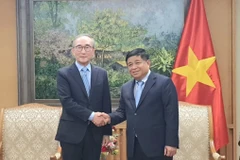 越南政府副总理阮志勇在会见正在访问越南的韩国电信公司（KT）总裁金永燮。图自越通社