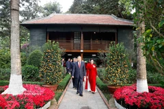 苏林总书记在胡志明主席遗迹区。图自越通社